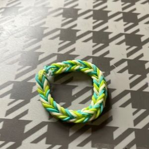 I made a yellow/green bracelet!!